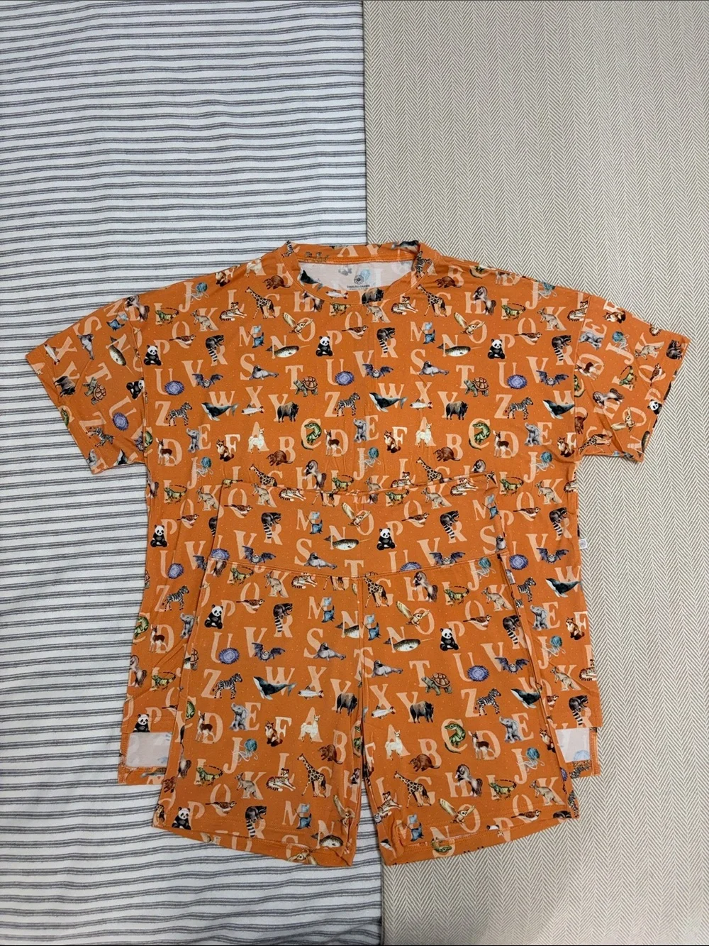 NWOT Darling Daisies Bamboo Alphabet Animals Lounge Set Pjs Oversized Tee Bikers